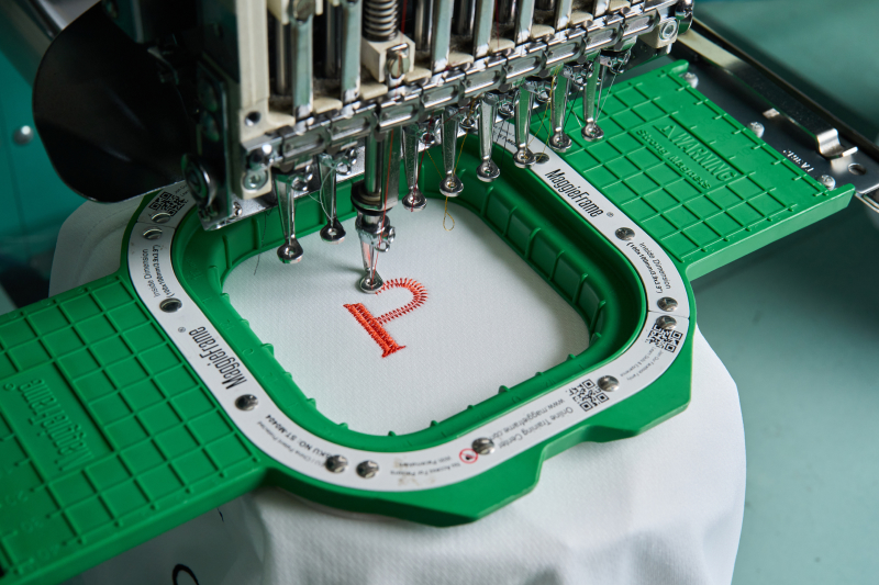 刺繍作業中写真